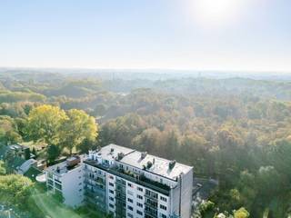 <p><strong>Ben je op zoek naar een instapklaar penthouse met zonneterrassen en uniek zicht op groen in Aalst? Gevonden!</strong><br />Op een absolute toplocatie langs de Parklaan, vlak aan het stadspark en natuurgebied Osbroek, vind je dit volledig gerenoveerde penthouse waar licht, rust en comfort centraal staan. Hier woon je letterlijk met de natuur als achtertuin, met directe toegang tot het Osbroekpark, terwijl je tegelijk geniet van een vlotte bereikbaarheid richting E40, winkels en het centrum op wandelafstand.</p>
<p>Dit appartement (zevende verdieping) werd grondig aangepakt: alle elektriciteit en waterleidingen zijn vernieuwd, het parket werd opgeschuurd &amp; vernist én er werd geïnvesteerd in nieuwe ramen (geluidswerend en vierseizoensglas) met elektrische zonnewering en een airco. Bovendien beschikt het appartement over een gunstig EPC-label, conforme elektrische keuring en een asbestveilig attest. Extra troeven zijn de ruime private kelder, een gedeelde fietsenberging en de mogelijkheid om een garagebox (sectionale poort) aan te kopen voor €30.000. Ook het gebouw zelf werd goed onderhouden met een vernieuwde lift, recent verwarmingssysteem en vernieuwde terrassen tijdens de dakrenovatie.</p>
<p>Indeling: De lichtrijke leefruimte met open keuken geeft uit op het eerste, zuidoostgerichte terras met prachtig zicht op het groen. Verder vinden we de praktische wasplaats/berging en de slaapkamer met aansluitend de vernieuwde badkamer. Aan deze zijde bevindt zich het tweede, zuidwestgerichte zonneterras. Dankzij de complementaire oriëntatie van beide terrassen geniet je hier de hele dag door van de zon!<br /><br />Wil je dit penthouse zelf ontdekken? Bezoekdag op 24/10!</p>