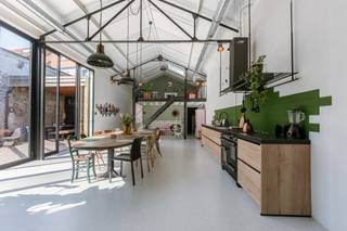 Op zoek naar een unieke combinatie van wonen en werken op toplocatie nabij Gent? Dit indrukwekkende gelijkvloers appartement in loftstijl, met...
