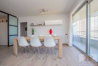 Profitez de la côte avec style ! Ce magnifique appartement rénové est situé à un emplacement de choix à Nieuport-Bains, à deux pas de la mer, des commerces et des restaurants. La combinaison idéale de confort, d’emplacement et de charme.<br />Description :<br />Prêt à emménager et rénové avec goût<br />1 chambre + grand coin nuit – parfait pour une famille ou des invités<br />Séjour spacieux et lumineux avec accès à un large balcon<br />Cuisine ouverte moderne, entièrement équipée<br />Salle de bains élégante