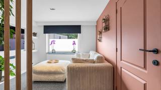 <p>In de Herestraat 114 te Zonhoven vinden we deze ruime en verzorgde woning op een mooi perceel van <span>651,57 m²</span><span>. Gelegen in het populaire Zonhoven geniet u hier van een aangename woonomgeving met een uitstekende bereikbaarheid en alle voorzieningen binnen handbereik.</span></p>
<p>Met een bewoonbare oppervlakte van <span>200 m²</span><span> biedt deze woning heel wat ruimte voor gezinnen. De praktische indeling omvat maar liefst </span><span>4 slaapkamers</span><span> en </span><span>2 badkamers</span><span>, waardoor comfort en privacy gegarandeerd zijn.<br /><br />De woning beschikt bovendien over een extra ruimte die momenteel als slaapkamer wordt benut. Dankzij de flexibele indeling kan deze ruimte eveneens perfect worden ingericht als bureau of hobbyruimte, afgestemd op uw woonwensen.<br /></span></p>
<p>De leefruimtes zijn aangenaam ingericht en bieden voldoende mogelijkheden voor gezellige familiemomenten. Dankzij de aanwezige ruimte kan deze woning perfect meegroeien met uw gezin.</p>
<p>Ook op energetisch vlak scoort deze eigendom goed. De woning beschikt over een <span>EPC-label C</span><span>, waardoor er geen bijkomende energetische renovatieverplichting geldt. De woning is uitgerust met zonnepanelen, wat bijdraagt aan een lagere energiefactuur en een duurzamer energieverbruik. I</span><span>n de winter kan er verwarmd worden met stookolie of een gezellige pelletkachel, in de zomer biedt de airco voldoende verkoeling. </span></p>
<p>De ligging is één van de grote troeven. Zonhoven staat bekend om zijn groene omgeving, mooie natuurgebieden en aangename woonkwaliteit. Tegelijk zijn winkels, scholen, horeca en belangrijke verbindingswegen vlot bereikbaar.</p>
<p>Een ideale woning voor wie op zoek is naar ruimte, comfort en een uitstekende ligging.</p>
<p>Locatie: Herestraat 114, 3530 Zonhoven</p>
<p>Interesse of een bezoek plannen? Contacteer <span><b>Lieselotte</b></span><span> via <span><b>0493 56 87 30</b></span>.</span></p>
<p><b>We Invest Demervallei</b><span><br /></span><span><i>Vastgoed Anders Bekeken</i></span></p>