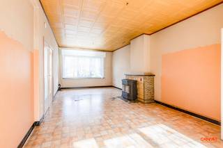 In de Karel van Renterghemstraat vind je deze unieke te renoveren woning, ideaal voor wie op zoek is naar een project met karakter. De woning...