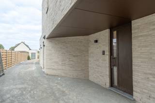 <span><strong>Nieuwbouw appartement met 1 slaapkamer en terras te Geel.</strong><br />E-peil: 8 | Beschikbaar: 01/04/2026 | Autostaanplaats inbegrepen<br /><br /><strong>Bezoek aanvragen kan via deze link</strong>: https://dilegno.mijnhuurprofiel.be/property/67d5dfdd-0d85-44be-9254-84e692d2e507<br /><br /><strong>Omschrijving:</strong></span><span><br /></span><span>We betreden dit energiezuinige appartement op de gelijkvloerse verdieping. <br />Het appartement beschikt over 1 slaapkamer, een badkamer, een ruime en lichtrijke woonkamer met open keuken en een apart toilet. <br />De keuken is volledig uitgerust en beschikt over een<span> combi-oven</span>, inductiekookplaat, koelkast, vaatwasser, spoelbak en dampkap. <br />Verder is de badkamer voorzien van een inloopdouche en badkamermeubel met dubbele wastafel .<br />Als extra geniet deze woning van een praktische berging met aansluitingen voor wasmachine en droogkast.<br />Vanuit de leefruimte is er toegang tot het terras achteraan.<br /><br />Tevens beschikt de woning over een autostaanplaats achteraan het gebouw, reeds inbegrepen in de prijs.<br /><br />De woning is reeds volledig opgeschilderd en instapklaar.<br />Ten slotte is er een gemeenschappelijke afvalberging en zijn er twee gemeenschappelijke fietsenbergingen, waarvan 1 vooraan en 1 achteraan.<br /><br /><strong>Algemeen:</strong><br />- Terras<br />- Zonnepanelen<br />- Beschikbaar: 01/04/2026<br />- Gemeenschappelijke kosten: provisie € 65/maand<br /></span>