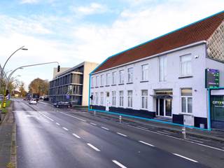 Fantastisch gelegen, <strong>uniek kantoorgebouw met een totale oppervlakte van 1.034 m² (804 m² kantoorruimte + 230 m² archief)</strong>. Tevens mogelijkheid tot aankoop.<br /><br />De bijzonder lichtrijke kantoren situeren zich op 3 niveaus, waarvan het merendeel op het gelijkvloers. Deze kantoren zijn bijzonder gebruiksvriendelijk, met veel open spaces en afzonderlijke burelen/vergaderruimtes. De 230 m² archiefruimte is verdeeld over +2 (130 m²) en -1 (100 m²). Verwarming en koeling met warmtepompen. Ruime parkeermogelijkheden op het centrale middenplein (ca. 12 parkeerplaatsen, uitbreidingsmogelijkheden bij de buren).<br /><br />Gelegen langs de bedrijvige Baron Ruzettelaan (N50), op amper 80 m (!!) van de kruising met de Ring (R30) en op wandelafstand van station Brugge en het centrum.<br /><br />Contacteer <strong>PANORAMA B2B</strong> voor bijkomende inlichtingen, plannen of een vrijblijvend plaatsbezoek <strong>0479 70 70 73</strong>.