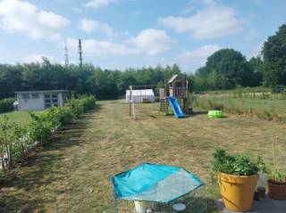 <p><span> </span></p><p><span>Zeer recente tijdloze woning op half open bebouwing van 504m².</span></p><p><span>De woning omvat: </span></p><p><span>Beneden een inkom met trap, toilet, ruime living met ingerichte keuken, berging - wasplaats.</span></p><p><span>Boven zijn er 3 slaapkamers en een badkamer met douche en ligbad, dubbel lavabomeubel, toilet. Tevens een bergzolder op dakverdiep.</span></p><p><span>Deze mooie ligging aan de Heistraat biedt heel wat voordelen.</span></p><p><span>Zo is er dankzij de nabijgelegen Zuiderring een vlotte verbinding naar zowel Mol als Lommel.</span></p><p><span>In de ruimere omgeving zijn er tevens ook veel recreatiemogelijkheden zoals het Zilvermeer en enkele mooie wandel- en fietsroutes.</span></p><p><span>Het is mogelijk om later nog een veranda of garage bij te bouwen.</span></p><p><span>De woning beschikt over 10 zonnepanelen op het dak achteraan en de woning is perfect zuidgericht.</span></p><p><span>5 jaar vrijstelling van kadastraal inkomen vanaf de eerste dag van bewoning. </span></p><p><span> </span></p><p><span> </span></p><p><span> </span></p>