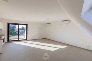 Belangrijk om te weten is dat u dit kan aankopen onder de <strong>2% registratiebelasting</strong> indien van toepassing voor u. Dit appartement ligt op de tweede en ook bovenste verdieping ligt dit <strong>volledig energetisch gerenoveerde</strong> appartement, waar comfort en licht centraal staan. Een grote troef is de nabije ligging van de <strong>markt van Lokeren.</strong> <br /><br />De<strong> lichtrijke leefruimte met open keuken </strong>vormt een het hart van het appartement. Vele raampartijen zorgen voor veel natuurlijk licht en creëren een mooie verbinding met het terras van ca. 10 m². Hier geniet u van een aangenaam open gevoel om buiten te ontspannen.<br /><br />Het appartement beschikt over <strong>twee ruime slaapkamers</strong>, een <strong>moderne</strong> <strong>badkamer</strong> en een praktische <strong>berging</strong> die zorgt voor extra opbergruimte. Het gastentoilet is apart. <br /><br />Voor een optimaal binnenklimaat werd gekozen voor een energiezuinige airco op een <strong>lucht-luchtwarmtepomp</strong>. Deze installatie verwarmt efficiënt tijdens de wintermaanden en zorgt tijdens warme zomerdagen voor aangename verkoeling. Hier geniet u dus van <strong>lage verbruikskosten</strong>.<br /><br />Er is een <strong>gemeenschappelijke fietsenberging inbegrepen</strong>.<br />Daarnaast hebt u hebt ook de mogelijkheid om een<strong> staanplaats</strong> mee aan te kopen, vraagprijs: 17.500 euro. <br /><br />Troeven nog eens op een rij:<br />Volledig gerenoveerd met ingrijpende energetische renovatie<br />Lichtrijke leefruimte met open keuken<br />Twee slaapkamers<br />Aankoop mogelijk onder het gunstige tarief van <strong>2% registratiebelasting </strong>(onder voorbehoud van het voldoen aan de wettelijke voorwaarden)<br /><br />Wenst u een bezoek in te plannen voor dit prachtig appartement?<br />Bel voor info of een vrijblijvend bezoek naar 03 502 98 74 of mail naar kristof@claves.be.<br />
