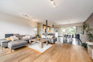 <p><strong>RUIM EN LICHTRIJK 2-SLAAPKAMERAPPARTEMENT MET ZUIDGERICHT TERRAS – CENTRAAL GELEGEN</strong></p><p>Op de grens van <strong>Bonheiden, Sint-Katelijne-Waver en Mechelen</strong> bevindt zich dit ruime en lichtrijke appartement van ca. <strong>109 m²</strong>, gelegen op de tweede verdieping van een kleinschalig gebouw met slechts <strong>3 appartementen</strong>.</p><p>Bij het betreden van het appartement valt meteen de aangename ruimte en natuurlijke lichtinval op. De ruime leefruimte sluit naadloos aan op de <strong>open keuken</strong> en vormt een gezellige leefomgeving. Vanuit de leefruimte heeft u rechtstreeks toegang tot het ruime <strong>zuidgerichte terras van ca. 16 m²</strong>, waar u optimaal kunt genieten van de zon en buitenruimte.</p><p>Het appartement beschikt verder over <strong>twee ruime slaapkamers</strong> en een centraal gelegen, <strong>vernieuwde badkamer</strong>. Dankzij de praktische indeling en ruime oppervlaktes is dit een ideale woonst voor zowel een koppel als een klein gezin.</p><p>Ook op technisch vlak biedt het appartement belangrijke troeven: <strong>EPC-label B</strong>, een <strong>conforme elektrische installatie</strong> en <strong>geen asbest aanwezig</strong>.</p><p>Het gebouw beschikt niet over een lift, maar er is wel een gemeenschappelijke inkomhal met mogelijkheid tot <strong>fietsenberging</strong>. Het kleinschalige karakter zorgt bovendien voor <strong>zeer beperkte gemeenschappelijke kosten</strong>.</p><p>De ligging is bijzonder interessant. U woont op korte afstand van <strong>Sportpark De Nekker</strong>, ideaal voor sport, ontspanning en recreatie. Ook <strong>station Mechelen-Nekkerspoel</strong> bevindt zich in de nabije omgeving, wat zorgt voor een uitstekende bereikbaarheid met het openbaar vervoer. Het <strong>centrum van Mechelen</strong> bereikt u bovendien vlot met de fiets. Ook Bonheiden en Sint-Katelijne-Waver zijn gemakkelijk bereikbaar.</p><p>Een ruime, instapklare woning op een centrale locatie, gecombineerd met een zonnig terras en gunstige technische kenmerken.<br /></p><p><strong>Beschikbaar bij akte.</strong><br /></p><p><strong>RICHTPRIJS: € 349.000</strong><br /><strong>+ EPC B</strong><br /><strong>+ Elektriciteit conform</strong><br /><strong>+ Geen asbest</strong><br /><strong>+ Kleinschalig gebouw met 3 appartementen</strong><br /><strong>+ Op fietsafstand van centrum Mechelen</strong><br /><strong>+ Nabij Sportpark De Nekker & station Nekkerspoel</strong><br /></p>