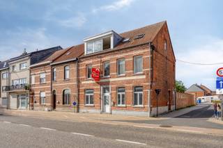 Deze op te frissen opbrengsteigendom, bestaande uit drie appartementen en een garage, is gunstig gelegen aan de Diestersteenweg in Leopoldsburg, op wandelafstand van winkels, openbaar vervoer, eetgelegenheden en scholen. Dankzij de vlotte verbindingen zijn ook de omliggende gemeenten snel bereikbaar.<br /><br />Gelijkvloers appartement (bus 1):<br />136 m² | 3 slaapkamers | EPC-label B<br />Momenteel niet verhuurd<br /><br />Appartement op de eerste verdieping (bus 2):<br />90 m² | 2 slaapkamers | EPC-label B<br />Verhuurd aan €650/maand<br /><br />Appartement op de tweede verdieping (bus 3):<br />90 m² | 2 slaapkamers | EPC-label B<br />Verhuurd aan €550/maand<br /><br />Garage:<br />Verhuurd aan €100/maand<br /><br />Extra troeven:<br />- Asbestveilig<br />- Bergingen voor bus 2 en bus 3 voorzien<br />- Alle appartementen beschikken over EPC-label B<br /><br />Voor meer informatie of een bezoek, neem contact met ons op via info@vastengoed.be of bel naar 014/72 73 74.<br /><br />Wenst u een gratis schatting van uw eigendom? Neem contact met ons op via 014/72 73 74.