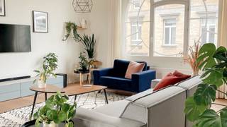 Wonen in Zurenborg?<br />Ontdek dit exclusieve, stijlvol afgewerkte appartement met een royaal terras in het prestigieuze ‘EGETRIM’-gebouw. Gelegen op een toplocatie, biedt dit juweeltje op de tweede verdieping een unieke combinatie van elegantie, comfort en hoogwaardige afwerking. Beschikbaar vanaf 1 mei 2025!<br /><br />Indeling:<br />Via de uitnodigende inkomhal bereikt u de lichte en ruime woon- en eetkamer, die naadloos overgaat in een volledig uitgeruste, moderne keuken. Deze keuken is voorzien van topapparatuur van SIEMATIC, waaronder een koelkast, diepvries, vaatwasser, inductiekookplaat en een geavanceerd FRANKE afzuigsysteem. De leefruimte biedt directe toegang tot het prachtig terras, waar u kunt genieten van de zon.<br /><br />De gang leidt naar twee royale slaapkamers, beiden ruim genoeg voor een comfortabel tweepersoonsbed en een grote kledingkast. De badkamer straalt luxe uit met een ruime inloopdouche en dubbele wastafel. Verder beschikt het appartement over een praktische berging met aansluitingen voor een wasmachine, en is er een aparte kelderberging inbegrepen.<br /><br />Extra’s:<br /><br />Maandelijkse kosten: € 100 (inclusief onderhoud van gemeenschappelijke delen, tuin, afvalophaling en ramenwasserij).<br />Eigen nutsvoorzieningen via individuele meters.<br />Optie om een privéstaanplaats te huren voor € 125 per maand.<br />Mogelijkheid tot verhuur op vennootschap.<br />EPC-score 178<br /><br />Maak van dit exclusieve appartement uw nieuwe thuis en geniet van wonen op een toplocatie in het hart van Zurenborg.