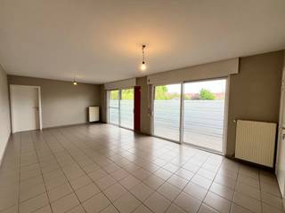 Het appartement bevindt zich in ideale staat.Beschikt over 2 slaapkamers.Nabij school en winkels.Genoeg parking aan de voorkant.Indeling:Living,...