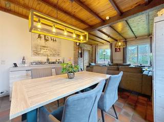 <p><span>Instapklare, energiezuinige bungalow in groene woonwijk te Herzele</span></p><p><span>Deze vrijstaande, perfect onderhouden bungalow ligt in een rustige, groene buurt, vlakbij het station en de E40. Je geniet hier van alle comfort én een vlotte bereikbaarheid, zonder verkeerslawaai.</span></p><p><span>De woning beschikt over een ruime oprit, grote garage, kelder en verzorgde tuin rondom. Binnen vind je een lichte leef- en eetruimte, volledig ingerichte keuken met inbouwtoestellen, berging, inkomhal met gastentoilet en twee slaapkamers op het gelijkvloers.</span></p><p><span>Op de verdieping biedt de grote overloop extra mogelijkheden als bureau of hobbyruimte, aangevuld met twee ruime slaapkamers.</span></p><p><span>De afgelopen jaren werd stevig geïnvesteerd in comfort en energiezuinigheid: nieuwe inloopdouche, 21 zonnepanelen, aircos warm/koud, volledig vernieuwde PVC-ramen met hoogrendementsbeglazing, conforme elektriciteit en een </span><span>EPC B</span><span>.</span></p><p><span>Kortom: een instapklare, ruime en energiezuinige woning op een toplocatie.</span></p><p><span>Interesse?</span><span> Reageer via de advertentie en wij bellen u voor een bezoek.</span></p>