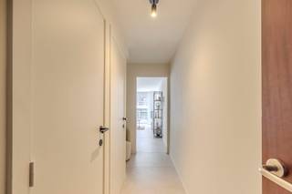 Charmant appartement op toplocatie in Nieuwpoort-Bad.<br /><br />Bent u op zoek naar een gezellige uitvalsbasis in het gegeerde Nieuwpoort-Bad of wenst u te investeren in een appartement met een uitstekende ligging? Dan is dit appartement precies wat u zoekt.<br /><br />Gelegen op de vierde verdieping van een rustige en verzorgde residentie, geniet u hier van alle comfort op wandelafstand van zee en winkels.<br /><br />Indeling:<br /><br />Inkomhal<br />Apart gastentoilet<br />Lichtrijke woon- en eetkamer<br />Volledig ingerichte keuken met vaatwasser, combi-oven, kookplaat, dampkap en koelkast<br />Badkamer met douche, wastafel en aansluiting voor een wasmachine<br />Slaapkamer<br />Polyvalente ruimte, ideaal als dressing, bureau of extra bergruimte<br />Terras met aangenaam zijdelings zeezicht<br /><br />Dankzij de lift is het appartement vlot bereikbaar. De ligging is een absolute troef: op slechts 150 meter van de zeedijk en op minder dan twee minuten wandelen van de bakker, viswinkel, pizzeria en de gezellige winkelstraat. Alles wat u nodig heeft bevindt zich binnen handbereik.<br /><br />Of u nu op zoek bent naar een tweede verblijf aan zee, een vaste woonplaats of een rendabele investering, dit appartement biedt een unieke combinatie van rust, comfort en een topligging.<br /><br />Mis deze buitenkans niet en plan vandaag nog uw bezoek? 0497 04 35 60 of info@goestemax.be