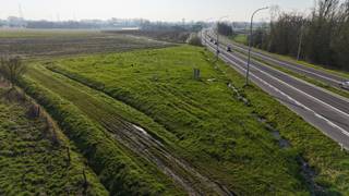 In lendelede langs de rijksweg staat dit stuk grond te koop.Via de zijweg Manpadstraat kan je het stuk grond oprijden door die landelijke...