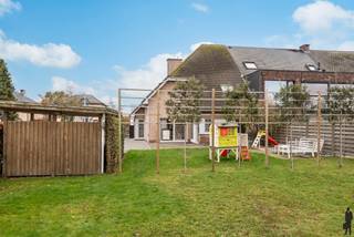 Zeer ruime HOB op een ruim hoekperceel van ca. 725 m² in hartje MerksplasMet een bewoonbare oppervlakte van ca. 245 m², 4 slaapkamers, 2 badkamers op...