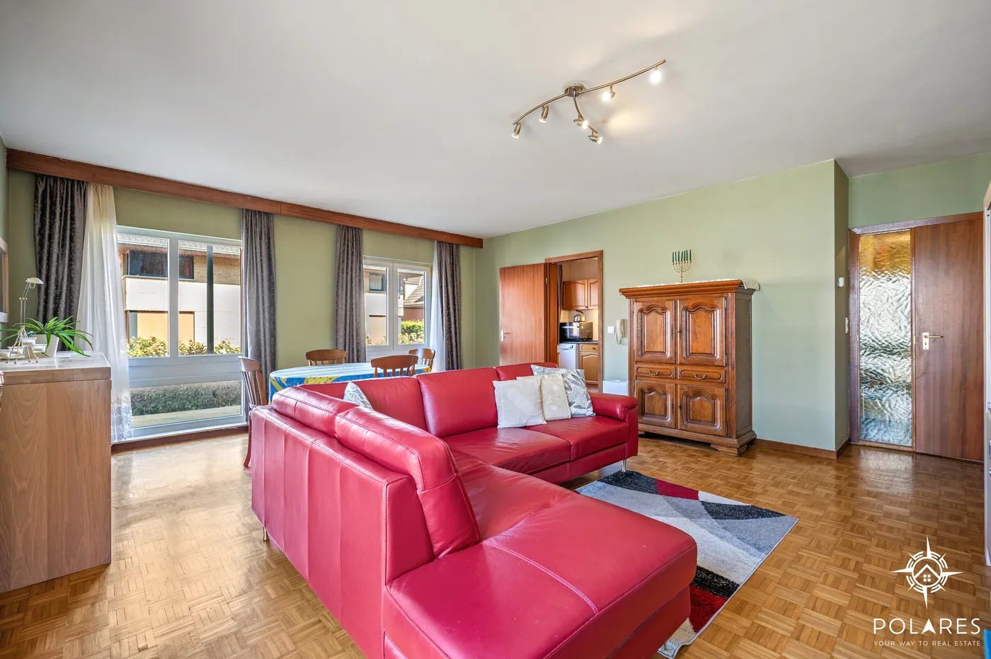 Ruim gelijkvloers appartement met 2 slaapkamers, garage en kelder - foto 4
