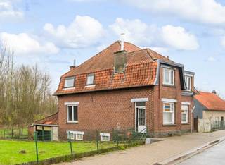In Smeerebbe-Vloerzegem op een boogscheut van Ninove, bevindt zich deze charmante woning met het kenmerkende mansardedak. Het pand ademt authenticiteit en geschiedenis en vormt een uitzonderlijke opportuniteit voor wie op zoek is naar een renovatieproject met ziel en potentieel in een uiterst landelijke omgeving.<br />De eigendom bestaat uit twee afzonderlijke woonentiteiten, elk met een eigen huisnummer en gelegen op een apart perceel. Dit biedt tal van mogelijkheden:<br />het samenvoegen tot één ruime gezinswoning, kangoeroewonen, co-housing of een combinatie van wonen en werken.<br />Hoewel een grondige renovatie noodzakelijk is, vormt de authentieke architectuur een ideale basis om hedendaags wooncomfort te combineren met karaktervolle elementen.<br />Troeven:<br />- Twee woningen onder één dak<br />- Twee huisnummers en afzonderlijke woonentiteiten<br />- Landelijke en zeer rustige ligging<br />- Tal van mogelijkheden tot herbestemming of samenvoeging<br />- Ideaal voor liefhebbers van authentieke architectuur met renovatievisie<br />Bel of whatsapp Karin voor meer info: 0468 12 68 62<br />Huisnummer 14:<br />Perceel: 2 are 47 ca<br />EPC: 698 kWh/(m² jaar) – Label F<br />Certificaatnummer: 20231203-0003056731-RES-1<br />Huisnummer 16<br />Perceel: 5 are 93 ca<br />EPC: 730 kWh/(m² jaar) – Label F<br />Certificaatnummer: 20231203-0003056750-RES-1