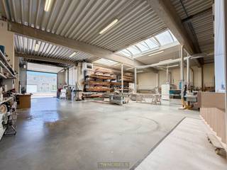 Verkoop op aandelen!INSTAPKLARE, AFGEWERKTE BEDRIJFSUNIT in Lierde, MET MAGAZIJN (315M²), KANTOORRUIMTE (55M²) ÉN LOFT (63M²). Deze recente KMO-unit...