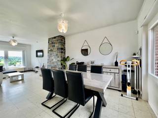 PRACHTIG GELEGEN degelijke grote woning met TUIN, GARAGE en genietend van een waanzinnig UITZICHT! 

Indeling: inkom en traphal, grote garage, berging. Op het 1ste verdiep bevinden zich de overloop, grote leefruimte, keuken en toilet. Het 2de verdiep bestaat uit de overloop, 2 slaapkamers, dressing en badkamer. GROTE ZOLDER met potentieel. 

TROEVEN: deels dubbele beglazing, centrale verwarming op mazout, grote tuin, PRACHTIGE LIGGING, betonnen gewelven.