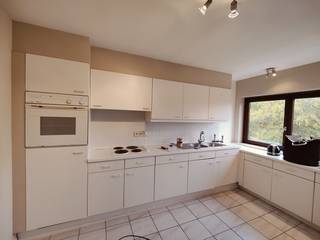 Gelegen in de Gouwelozestraat 47, aan de rand van het centrum van Oostende, bevindt zich dit dakappartement met een rustgevend uitzicht over het stadspark 'Maria Hendrikapark'. De ligging is ideaal voor wie een rustige woonomgeving zoekt met directe toegang tot de autosnelweg en het stadscentrum binnen handbereik. Woonoppervlakte: Een royale woonkamer van 24,8 m² die volop ruimte biedt voor ontspanning en gezelligheid. Keuken: De volledig geïnstalleerde keuken van 11,9 m² is voorzien van inbouwapparatuur, waaronder een koelkast, oven, elektrische kookplaat, dampkap en veel kastruimte.  Slaapkamers: Twee comfortabele slaapkamers van 15,5 m² en 7,8 m², ideaal voor een koppel, gezin of voor wie graag extra ruimte heeft.<br />Badkamer en sanitair: Een ruime badkamer met bad en douchegarnituur, een apart toilet en een handige aparte berging.<br />Extra voorzieningen: Het appartement is uitgerust met een nieuwe thermostaat en cv-ketel voor optimaal wooncomfort. Verwarming op gas, aansluiting voor TV en een videofoon voor extra veiligheid. Dit dakappartement biedt volop privacy, zonder bovenburen en met een prachtig uitzicht. Het gebouw beschikt over een lift en een fietsenstalling. De huurprijs bedraagt €795 per maand, met een voorschot van €80 voor de algemene delen. Alle nutsvoorzieningen zijn individueel. Beschikbaar vanaf 1/02. Voor meer informatie of een bezichtiging, neem gerust contact met ons op!