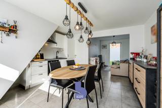 Deze charmante woning in Bredene combineert een gezellige, huiselijke sfeer met een praktische indeling en enkele mooie extra troeven. Bovendien ligt de woning in een aangename buurt en op slechts 1km van het strand.<br /><br />Op de benedenverdieping kom je binnen in de lichtrijke leefruimte met een ingerichte open keuken. Dankzij de grote raampartijen geniet je hier van veel natuurlijk licht en heb je toegang tot twee terrassen, waardoor je op verschillende momenten van de dag van de zon kan genieten.<br />De keuken is volledig uitgerust met een inductiekookplaat, dampkap, oven, koelkast en spoelbak.<br />Verder is er op deze verdieping een ruime badkamer met inloopdouche, wastafelmeubel, toilet en aansluiting voor de wasmachine.<br /><br />Boven bevinden zich twee slaapkamers. <br /><br />Buiten beschikt de woning over een eigen autostaanplaats. Daarnaast is er een gedeelde garage, ideaal voor het stallen van fietsen, de wagen of het opbergen van extra spullen.<br />Ook op technisch vlak heeft de woning heel wat te bieden, met onder meer een warmtepomp en zonnepanelen.<br />Een aangename woning op een rustige ligging, dicht bij zee, met twee terrassen, een praktische indeling en een aantal mooie energetische troeven. Een plek waar je binnenkomt en je meteen thuis voelt.