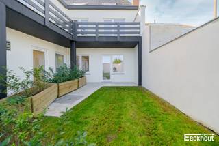 KIJKDAG ZATERDAG 10 OKTOBER (op afspraak).<br />Dit stijlvolle en instapklare appartement met een bewoonbare oppervlakte van 116 m² bevindt zich in de klassevolle residentie NOVA, dat in 2026 volledig werd vernieuwd.<br />Dit appartement bevindt zich op het gelijkvloers en beschikt over een tuin en terras.<br />Indeling: inkomhal, zonnige woonkamer die baadt in het licht, moderne open maatwerkkeuken voorzien van alle toestellen, 3 volwaardige slaapkamers, badkamer met dubbel lavabomeubel, inloopdouche, ligbad en toilet, 2 bergingen waarvan één met aansluiting voor wasmachine, apart toilet en fraai aangelegde tuin.<br />Het appartement is energiezuinig (EPC B), asbestvrij en de elektrische installatie is conform.<br />In de residentie is er een afvallokaal, alsook een ruime gemeenschappelijke fietsenberging met directe toegang tot de straat.<br />Mogelijkheid om een berging bij aan te kopen in het gebouw. Bovendien zijn er in de nabije omgeving nog overdekte autostaanplaatsen te koop.<br />Hoewel de appartementen volledig vernieuwd zijn, gebeurt de aankoop onder het stelsel van registratierechten (GEEN BTW).<br />Kom de vele troeven van dit appartement ontdekken!