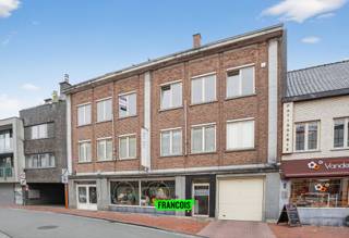 Ontdek dit instapklare dakappartement te koop in het centrum, waar ruimte, licht en comfort perfect samenkomen. Met een bewoonbare oppervlakte van maar liefst 134 m² geniet u hier van een aangename woonomgeving op een centrale ligging, vlakbij winkels, horeca en dagelijkse voorzieningen.<br /><br />De inkomhal geeft toegang tot een lichtrijke leefruimte met open keuken, drie slaapkamers, een badkamer, een praktische berging en een apart toilet. Via een plooitrap bereik je de zolder, ideaal als extra opslagruimte.<br /><br />Verder beschikt het appartement over een ruime kelderberging en een eigen carport — een absolute troef in het stadscentrum!<br /><br />Het dakappartement werd gebouwd in 2003 en bevindt zich in een verzorgde staat. Dit appartement is dus volledig instapklaar! Extra bergruimte vindt u terug in de zolder en de praktische kelderberging. Bovendien beschikt u over een eigen carport, wat een absolute meerwaarde vormt in het centrum.<br /><br />Bent u op zoek naar een ruim appartement te koop met topligging in het centrum? Neem vandaag nog contact op met Immo Francois voor meer informatie of vraag uw bezoek aan. Immo Francois is actief in Poperinge, Vleteren, Heuvelland en Mesen en begeleidt u graag bij de zoektocht naar uw nieuwe thuis.<br /><br />Denk je eraan om je woning in Poperinge te verkopen? Neem vrijblijvend contact op met Aline van Immo Francois in Poperinge voor een gratis schatting via aline@immofrancois.be.<br /><br />