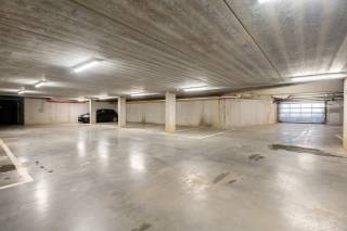 Ondergrondse autostaanplaats te huur op centrale locatie te Deurne! <br /><br />Deze ondergrondse autostaanplaats is gelegen langs de Herentalsebaan in Deurne onder het project Silsburg Gardens. <br /><br />Makkelijk toegankelijk en afmetingen als volgt:<br />2,50 m breedte x 5,00m diepte. <br />De inrit beschikt over een automatische poort. Deze kan open doormiddel van een afstandsbediening en/of code.<br /><br />Maandelijkse kosten: € 10,00/maand. <br /><br />Heeft u interesse in deze autostaanplaats? Contacteer ons gerust voor meer informatie via 03 337 50 70 of info@vbvastgoed.be.