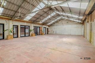 Bent u op zoek naar een uniek magazijn gecombineerd met een stijlvolle kantoorruimte? Dan is deze locatie zeker een bezoek waard!Bij binnenkomst...