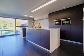 In het landelijke Iddergem vinden we deze recente halfopen bebouwing die voorzien is van een warmtepomp met vloerverwarming (en...