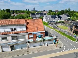 SUPER gelegen MOOIE COMMERCIËLE HOEK! Enorm veel POTENTIEEL (renovatie/afbraak) nabij het CENTRUM, goede visibiliteit, parkeergelegenheid, mooi perceel van 647m2. Bezoek na afspraak met IMMO BEGUIN: 0486/606 600