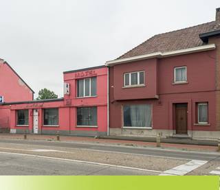 2 VOLLEDIG TE RENOVEREN NAAST ELKAAR GELEGEN APARTE GEBOUWEN (1 HANDELSHUIS EN 1 WONING), 25 METER LANGS DE LUIKERSTEENWEG EN 12 METER LANGS DE OUDE BORGWORMSEWEG, MET EEN TOTALE GRONDOPPERVLAKTE VAN 9A 49CA TE BRUSTEM