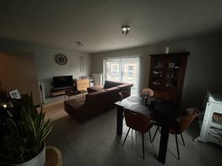 Gezellig duplexappartement met 2 slaapkamers op 1ste verdieping: * Indeling: inkomhal, toilet, woonkamer, keuken, 2 slaapkamers, badkamer,...