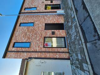 <p><strong>Over de woning</strong></p>

<p>Deze praktische en goed onderhouden woning in Nieuwkerke biedt comfortabele ruimtes en een functionele indeling. De woning beschikt over ingebouwde kasten in de inkomhal, ideaal voor extra opbergruimte. Dankzij de slimme indeling en het lichtrijke karakter is dit een aangename thuis voor wie op zoek is naar rust en comfort.</p>

<p><strong>Locatie en Omgeving</strong></p>

<p>Gelegen in een rustige straat in het landelijke Nieuwkerke, geniet je hier van een aangename woonomgeving met veel open ruimte. Scholen, winkels en het openbaar vervoer bevinden zich op korte afstand, waardoor dagelijkse verplaatsingen vlot verlopen. Ook voor wie houdt van wandelen of fietsen is dit een ideale uitvalsbasis.</p>

<p><strong>Indeling van de Woning</strong></p>

<p>Op het gelijkvloers bevinden zich een inkomhal met ingebouwde kasten, een afzonderlijk toilet, een ruime leefruimte met open keuken en een handige berging. Op de eerste verdieping is er een tweede afzonderlijk toilet, een badkamer met douche of bad (gelieve te specifiëren) en een eerste slaapkamer. De tweede slaapkamer bevindt zich op de bovenste verdieping, wat extra privacy biedt.</p>