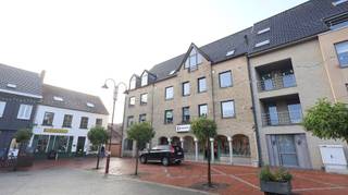 Dit verzorgd en lichtrijk appartement is centraal gelegen op de Marktplaats van Lichtervelde! De indeling omvat een inkomhal met gastentoilet, een...