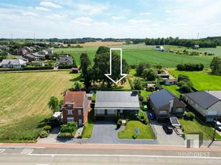 <p><span>Wonen tussen Diest en Scherpenheuvel, in een groene en vlot bereikbare omgeving? Dan zal deze stijlvolle woning uit 1967, die doorheen de jaren gunstige aanpassingen kreeg, u meteen weten te charmeren. </span></p><p><span>Met een bewoonbare oppervlakte van 171m² op een knap perceel met achterliggende weiland, op een totale grootte van 29a 15ca, biedt deze eigendom alles wat een gezin nodig heeft om comfortabel en aangenaam te wonen. <br />De woning beschikt over 3 volwaardige slaapkamers en één badkamer, aangevuld met een doordachte indeling en een warme, uitnodigende uitstraling.</span></p><p><span>Binnen valt meteen de ruime, open leefruimte op. De grote raampartijen en de overvloedige lichtinval creëren een bijzonder aangename sfeer. </span></p><p><span>Dankzij de vele glaspartijen is er bovendien een mooie connectie met de tuin en het omliggende groen.</span></p><p><span>Extra troeven zijn:<br />- Gunstig EPC B-label van 159 kWh/m²<br />- Volledig onderkelderd: inpandige garage, veel extra bergruimte, wasplaats en CV-ruimte.<br />- Laadpaal voorzien in de garage.<br /> - Vaste trap naar de zolder.<br />- Uitbreidingsmogelijkheid op zolder, perfect voor extra kamers of polyvalente ruimte.<br />- Elektrische installatie conform gecertificeerd tot 16.08.2047.<br />- Groenestroomcertificaten van € 350 met jaaropbrengst van circa € 1.750 tot 2030.<br />- Warmtepompboiler voor het warme water.<br />- De initiële verwarming is via luchtverwarming op stookolie maar door 8 warmtepompunits verspreid over de woning is het futureproof verwarmen én koelen.<br />- Voorste gedeelte van het dak is vernieuwd en afgewerkt met natuurleien.</span></p><p><span>- De mogelijkheid bestaat om de achterliggende grond niet bij aan te kopen. In dat geval meet het perceel 8a 55ca en bedraagt de vraagprijs € 410.000.</span></p><p><span>Buiten wacht een verzorgd perceel met beplanting en uitzicht op mature bomen. Deze tuin vormt de perfecte plek om te genieten van het buitenleven en te ontspannen.<br /><br /></span></p><p><span>Kortom, deze woning biedt een unieke combinatie van modern wooncomfort, groene rust, interessante energetische voorzieningen en een strategische ligging tussen Diest en Scherpenheuvel.<br />Een warme, stijlvolle thuis voor wie op zoek is naar ruimte, licht en kwaliteit.<br />Kom je deze woning graag zelf ontdekken of heb je nog vragen? Neem gerust contact op voor meer informatie of een bezoek ter plaatse.<br />Contacteer ons voor een bezoek op 013 31 25 22 of mail <span>nathalie@immodiest.be</span></span><span><br />We helpen je met een glimlach verder op zoek naar jouw nieuwe thuis.<br />In afwachting van het bezoek kan u alvast de virtuele tour bekijken.</span></p><p><span> </span></p>