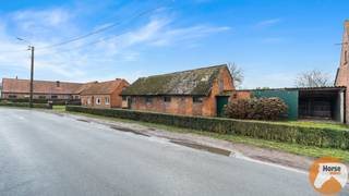 LOKEREN - Te renoveren woning met bijgebouwen op +- 6700m²Bent u op zoek naar een eigendom met karakter, ruimte en potentieel? Dan is deze te...