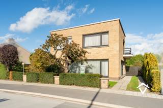 Deze woning is gelegen op een grondoppervlakte van 423 m² en bestaat uit: voortuin - oprit - inkomhal - toilet - living - keuken - kelder - wasplaats/berging - nachthal - 4 slaapkamers - badkamer - terras - tuin - garage. <br /><br />Naast deze woning ligt er een stuk grond van 431 m² met de mogelijkheid om mee aan te kopen aan 95 000 €.<br /><br />Troeven van deze woning:<br />- goede ligging<br />- EPC label D<br />- mogelijkheid om het naastliggend stuk grond mee aan te kopen. <br /><br />Contacteer ons voor een bezoek ter plaatse.