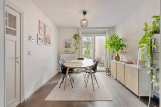 Laat u verrassen door deze leuke woning met 4 SLAAPKAMERS en zonnige TUIN op een TOPLOCATIE in hartje St-Andries. Tot. grondopp.: 220m<sup>2</sup>. Deze goed onderhouden woning is praktisch ingedeeld als volgt: glvl.: ruime inkomhal, ZONOVERGOTEN leefruimte (uitgevend op de tuin), ingerichte keuken met toegang tot het terras, badkamer (ligbad/douche, lavabo) en afzonderlijk toilet. 1°V: 2 zeer ruime slaapkamers. 2°V: 2 ruime slaapkamers. Bergzolder. Hier kom je verder helemaal tot rust in de zonnige tuin met 2 aangelegde terrassen en tuinberging. Extra's: dubbele beglazing, CV op aardgas, GOEDGEKEURDE ELEKTRICITEIT, deels rolluiken, mooi WOONVOLUME, fantastische ligging. Plan snel uw bezoek in voor deze TOPPER!