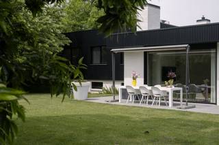 In de gegeerde Rodenburgverkaveling bevindt zich deze instapklare villa op een uitzonderlijk rustige ligging in een doodlopende straat. Hier geniet u van een residentiële woonomgeving, veel privacy en een zonnige zuidwestgerichte tuin.<br /><br />De woning werd gebouwd in 1978 en in 2020 grondig gerenoveerd en uitgebreid. Daarbij werd sterk ingezet op hedendaags wooncomfort en energiezuinigheid. Zo beschikt de woning over zonnepanelen, een thuisbatterij en een warmtepomp die zowel kan verwarmen als koelen.<br /><br />Binnenin valt meteen de aangename lichtinval op. De recente aanbouw met leefkeuken vormt het hart van de woning en biedt dankzij de grote raampartijen een prachtig zicht op de tuin. De leefruimtes sluiten mooi op elkaar aan en creëren een open en uitnodigende sfeer.<br /><br />Vanuit de inkomhal bereikt u een afzonderlijke bureauruimte, ideaal voor thuiswerk. Via enkele treden bereikt u het nachtgedeelte met drie slaapkamers, een badkamer en een aparte douchekamer.<br /><br />Ook praktisch heeft deze villa heel wat troeven. De woning is volledig onderkelderd en beschikt over een garage, wijnkelder en kruipkelder. De ruime oprit biedt bovendien plaats aan meerdere voertuigen.<br /><br />De ligging is een absolute meerwaarde, vlakbij scholen, winkels, AZ Groeninge en met een vlotte verbinding naar de R8 en E17.<br /><br /><br /><br />Bestuursmaatregelen in het maatregelenregister: nee