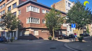 <p><span>Op de tweede verdieping van een kleinschalig gebouw bevindt zich dit verzorgd appartement van 58 m², ideaal gelegen in het gegeerde Antwerpen-Zuid. Dankzij de centrale ligging zijn openbaar vervoer, winkels en scholen vlot bereikbaar. </span></p><p><span> </span></p><p><span>Indeling:</span></p><p><span> </span></p><p><span>We betreden het appartement via de inkomhal. Via deze inkomhal heeft u toegang tot alle ruimtes. Op de linkerkant heeft u de ingerichte keuken, voorzien van een inductiekookplaat, combi-oven en ingemaakte kasten.</span></p><p><span>Aansluitend bevindt zich een praktische wasplaats met aansluiting voor een wasmachine.</span></p><p><span> </span></p><p><span>Verder beschikt het appartement over een ruime badkamer met douche, lavabomeubel en toilet. </span></p><p><span> </span></p><p><span>Aan de voorzijde van het appartement vinden we de ruime en lichtrijke leefruimte die geniet van veel natuurlijke lichtinval en op deze manier een aangename plek om te ontspannen vormt. </span></p><p><span> </span></p><p><span>De 1ste en tevens grootste slaapkamer bevindt zich naast de leefruimte en biedt voldoende ruimte voor een dubbel bed en een grote kleerkast.</span></p><p><span>De 2de slaapkamer bevindt zich aan het begin van het appartement aan de overzijde van de keuken. </span></p><p><span> </span></p><p><span>Ten slotte is er in de kelder van het gebouw nog een privatieve berging voorzien die mee in de huurprijs inbegrepen is. </span></p><p><span> </span></p><p><span>Nuttige informatie:</span></p><p><span> </span></p><ul><li><span>Beschikbaarheid: 01/09/2026</span></li><li><span>GEEN gemeenschappelijke kosten!!</span></li><li><span>Huurwaarborg: 3 maanden</span></li><li><span>Plaatsbeschrijving: €225</span></li><li><span>EPC: Label C </span></li></ul><p><span> </span></p><p><span>Boek nu zelf ONLINE uw afspraak in. Surf naar het betreffende eigendom op onze website <span>www.habicom.be</span></span><span> en klik op de roze knop </span><span>'PLAN EEN BEZOEK'</span><span>. <br />Kies het moment dat u het beste uitkomt, vul de gevraagde contactgegevens in en klik nadien op verzenden om te bevestigen.</span></p><p><span>Benieuwd naar de waarde van uw woning?  Check het gratis op www.watismijnhuiswaard.be</span></p><p><span> </span></p>