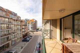 Op zoek naar een topappartement op een uiterst gegeerde locatie in het hart van Nieuwpoort-Bad? Dan is dit uw kans!<br /><br />Dit appartement bevindt zich in de standingvolle Residentie Dolce Vita, middenin het bruisende centrum, op wandelafstand van winkels, restaurants en uiteraard de zeedijk.<br /><br />Het grote terras is hier één van de vele troeven: dankzij de zuidwest oriëntatie geniet u er de hele namiddag en avond van de zon, met bovendien een leuk zijdelings zeezicht als extraatje. Een plek waar u na een strandwandeling nog uren kan nagenieten!<br /><br />Binnenin valt meteen de mooie afwerking op. Het massief parket en de luxueuze keuken zorgen voor een tijdloze en kwalitatieve uitstraling doorheen het hele appartement. De ruimtes zijn hier bovendien bijzonder groot opgezet, wat voor een aangenaam en comfortabel woongevoel zorgt. Met 2 volwaardige slaapkamers én 2 badkamers biedt dit appartement alle comfort dat u van een pand op dit niveau mag verwachten.<br /><br />Om ook het parkeren een aangename ervaring te maken krijgt u als koper van dit appartement de eerste kans om een gesloten garage en/of parkeerplaats in het gebouw zelf bij aan te kopen.<br /><br />Een topappartement met zeezicht, een uitzonderlijke afwerking en een ligging die niet beter kan op de Nieuwpoortse vastgoedmarkt. Twijfel dan ook niet langer en maak snel uw afspraak voor een bezichtiging!<br /><br />EPC: 65.