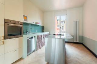 Ben je op zoek naar een stijlvol duplexappartement op één van de meest gegeerde locaties van Antwerpen? Dit gerenoveerde pareltje ligt in een rustige zijstraat van de begeerde Amerikalei en combineert charme, comfort en rustig wonen in een kleinschalig gebouw. Je woont hier op wandelafstand van het bruisende Zuid, waar jong en oud vandaag volop genieten van restaurants, bars, het KMSKA en het nieuwe Zuidpark.<br /><br />Bij het betreden van het appartement op de tweede verdieping betreedt u de lichtrijke leefruimte, voorzien van een elegante visgraatparket. De open keuken met eiland en natuurstenen werkblad beschikt over kwalitatieve inbouwtoestellen.<br /><br />De derde verdieping beschikt over twee ruime slaapkamers, waarvan één is afgewerkt met een open vide die extra mogelijkheden creëert, bijvoorbeeld voor het inrichten van een bureau. Beide kamers genieten van een aangename en natuurlijke lichtinval, wat bijdraagt aan een open en comfortabel gevoel. Daarnaast is er een stijlvolle badkamer aanwezig, uitgerust met een zeer ruime inloopdouche en een dubbele lavabo, waar comfort en functionaliteit perfect samenkomen.<br /><br />Tot slot is er een private kelder aanwezig die zorgt voor extra, praktische opslagruimte.<br /><br />Interesse? Contacteer LISTED vandaag nog voor een bezoek: +32 3 283 51 51.