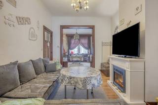 Ontdek deze praktische gezinswoning, een unieke kans om een huis te kopen in de bruisende stad Vilvoorde. Dit vastgoed is gelegen aan de Schaarbeeklei, een belangrijke verbindingsweg tussen Vilvoorde en Brussel, en biedt een ideale balans tussen stadsleven en comfort.Deze gesloten bebouwing in Vilvoorde beschikt over een kleine stadstuin, perfect om te ontspannen na een drukke dag. U geniet hier van uw eigen plekje, terwijl u toch alle voorzieningen van Vilvoorde binnen handbereik heeft.De indeling van dit pand te koop is als volgt:Gelijkvloers:- Inkomhal- Woon- en eetruimte- Uitgeruste keuken- Toegang tot terras en stadstuinEerste verdieping:- Grote slaapkamer met dressing- Handig bureauTweede verdieping:- Slaapkamer- Badkamer- Bureau met trap naar mezzanine/kinderkamer onder het dakGoed EPC, klasse C. De bereikbaarheid van dit huis is uitstekend. Het centrum van Vilvoorde is vlakbij en het openbaar vervoer, met station Vilvoorde op wandelafstand, zorgt voor vlotte verbindingen. Dit maakt het een aantrekkelijke koop voor wie op zoek is naar een comfortabele gezinswoning in een dynamische omgeving. Deze woning is een mooie opportuniteit voor wie een praktisch huis wil kopen in Vilvoorde.