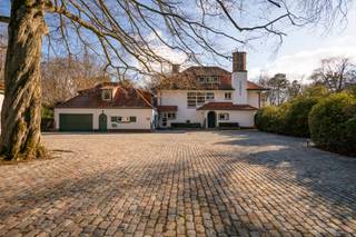 Kasteeldreef 38 - 2950 Kapellen Deze karaktervilla werd gebouwd omstreeks 1937 en is omgeven door een prachtige parktuin van ca 10.812 m²...