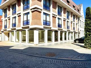 TOPgelegen, pal in het centrum: Gelijkvloers handelspand met visibiliteit/vitrine.Goedgelegen in de winkelstraat, handige publieke voorliggende...