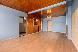 <p>Appartement op Linkeroever in Antwerpen, centraal gelegen nabij winkels, scholen en openbaar vervoer.</p>
<p>Dit appartement met 3 slaapkamers biedt de perfecte basis om een eigentijdse woning volledig naar eigen smaak te renoveren. Dankzij de praktische indeling en de drie volwaardige slaapkamers geniet je hier van een comfortabele woonst met tal van mogelijkheden. De ligging op Linkeroever zorgt voor een aangename woonomgeving met een vlotte verbinding naar het centrum van Antwerpen. Winkels, scholen en openbaar vervoer bevinden zich bovendien in de directe omgeving. Met EPC-label B beschikt het appartement ook over een gunstige energiescore.</p>
<p>• Lichtrijke living met aangename leefruimte<br />• Keuken uitgerust met oven en dampkap<br />• 3 volwaardige slaapkamers<br />• Badkamer met douche en enkele lavabo<br />• Apart toilet met handenwasser<br />• Praktische berging<br />• Terras</p>
<p>• Ideale renovatiekans om volledig naar eigen smaak in te richten<br />• Drie ruime slaapkamers en praktische indeling<br />• Centrale ligging op Linkeroever nabij alle voorzieningen en Antwerpen centrum</p>
<p>Neem vandaag nog contact op met je ERA-makelaar voor een bezoek. JOUW DROOMAPPARTEMENT. ZO GEVONDEN!</p>