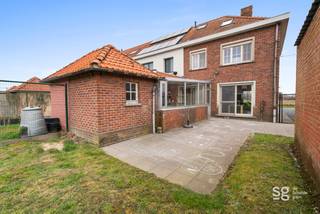 Net buiten het centrum van Deinze vinden we deze praktische woning terug. De woning heeft een zonnige tuin en drie volwaardige slaapkamers. De...