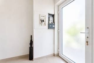 <p>Bent u op zoek naar een instapklare en energiezuinige gezinswoning? Dan is deze woning in Oud-Turnhout zeker een bezoek waard.</p><p>Via de inkomtraphal betreedt u de ruime en lichtrijke leefruimte, die dankzij de grote raampartijen een aangename open sfeer creëert. Aansluitend bevindt zich de moderne open eetkeuken van 15 m², volledig ingericht met kwalitatieve toestellen en voldoende werk- en opbergruimte. Achteraan sluit de keuken aan op de gezellige en lichte eetruimte/bureel/hobbykamer van 6 m².<br />Verder beschikt het gelijkvloers over een apart toilet en een moderne badkamer uitgerust met een handige inloopdouche en lavabomeubel. Daarnaast is er nog een praktische berging/wasruimte met extra stockagemogelijkheden.</p><p>Op de verdieping geeft de nachthal toegang tot twee volwaardige slaapkamers. De ruime master bedroom van 16 m² biedt voldoende plaats voor een groot bed en extra kastruimte. De tweede slaapkamer van 9 m² is ideaal als kinderkamer, bureau of dressing. Buiten is er links nog een fietsen- en vuilbakkenberging met een aparte deur.</p><p>De woning beschikt over een totale bewoonbare oppervlakte van 100 m² verdeeld over twee verdiepingen. Dankzij de moderne afwerking, de lichtrijke ruimtes en de rustige ligging is dit een ideale woning voor wie op zoek is naar comfortabel wonen zonder renovatiezorgen. Dit gebouw werd totaal gerenoveerd met ook een nieuw geïsoleerd dak,.... Vooraan is er ruimte voor het plaatsen van een wagen, tuinset,...</p><p>CV op gas</p><p>EPC label B - geen asbest en elektriciteitsattest is conform</p><p>Infoplicht: Vg, Wg, Gmo, Gvkr, Gvv, P-score: A, G-score: A. Dit is geen aanbod, alle informatie is onder voorbehoud van materiële vergissingen en/of wijzigingen. De vermelde oppervlaktes zijn louter indicatief.<br /> </p>