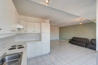 Dit lichtrijke appartement op de tweede verdieping beschikt over een ruime leefruimte van meer dan 40 m². De open indeling tussen woonkamer en...