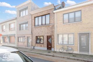 Charmante rijwoning met 4 slaapkamers, ideaal als starterswoning of interessante investering.De woning is praktisch ingedeeld en smaakvol...
