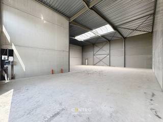 Nieuwbouw KMO-unit met een oppervlakte van 312m². Perfect gelegen op slechts 500m van de N9 en een vlotte verbinding naar de expressweg!<br /><br /><u><strong>Bijzonderheden:</strong></u><br />- Onmiddellijk beschikbaar bij akte!<br />- 6m VRIJE hoogte.<br />- Automatische sectionaalpoort + afzonderlijke toegangsdeur.<br />- Lichtstraat met rookluiken.<br />- Regenwaterpomp aanwezig.<br />- Zekeringkast aanwezig.<br />- Voldoende manoevreerruimte.<br />- Opslagruimte geschikt voor verschillende doeleinden.<br />- Polybetonvloer.<br />- Casco.<br />- Kleinere en grotere oppervlaktes beschikbaar.<br />- Inrichten van kantoorruimte is mogelijk dankzij de ramen.<br />- Tevens INTERESSANT als belegging!<br />- Mogelijkheid tot aankoop van parking.<br /><br />De loods maakt deel uit van het gloednieuwe project 'ZONE CENTRUM'. Zeer geschikt voor eigen gebruik en INTERESSANT als belegging! Aarzel niet ons te contacteren voor verdere info en/of een bezoek ter plaatse: 050/70 01 02 - nicolas@centro.be.